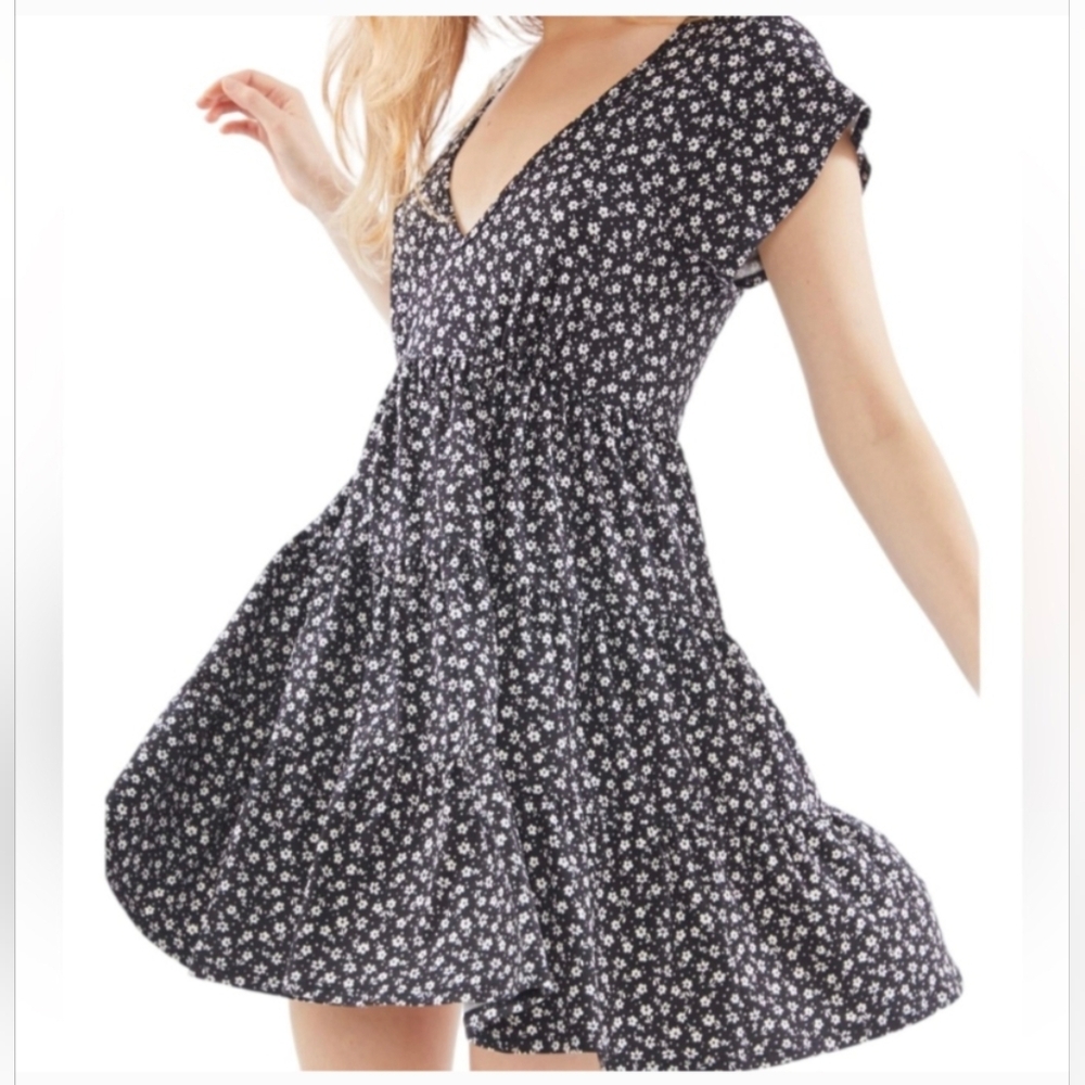 Urban Outfitters Black/White Daisy Floral Tiered Mini Dress w/Flutter Sleeves Sm